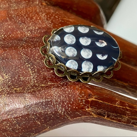 🌙 MOON PHASES RING | Adjustable | Magical Resin - Picture 3 of 11